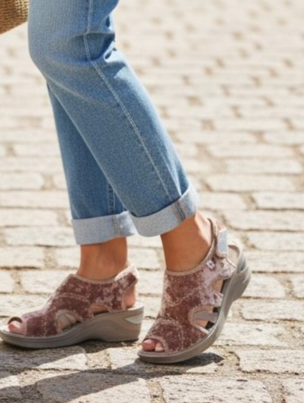 Bzees Drama Wedge Sandals Brown Velvet Sz 7 Wide SH405